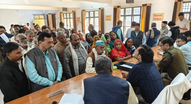 जिलाधिकारी की अध्यक्षता में चकिया तहसील सभागार में हुआ सम्पूर्ण समाधान दिवस का आयोजन