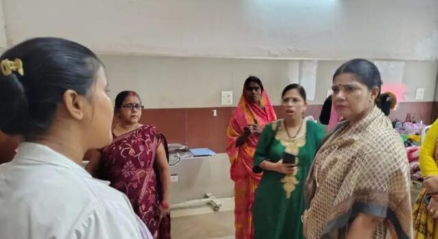 चंदौली जिला अस्पताल में महिला आयोग की उपाध्यक्ष का औचक निरीक्षण!एमसीएच विंग में गंदगी पर जताई नाराज़गी