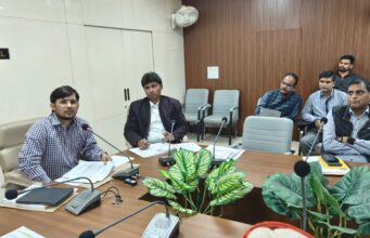 लापरवाही पर नाराज़ हुए डीएम!कार्यदायी संस्थाओं को दी कड़ी चेतावनी