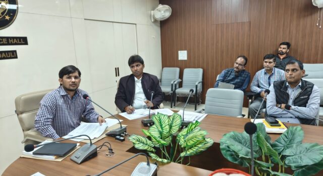 लापरवाही पर नाराज़ हुए डीएम!कार्यदायी संस्थाओं को दी कड़ी चेतावनी